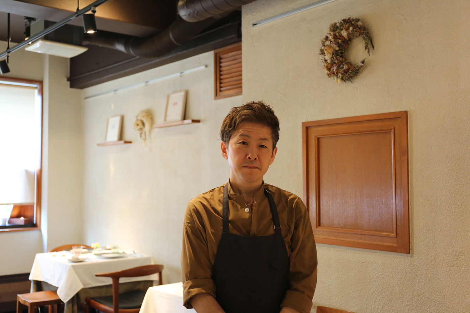 店内に立つ大澤シェフ